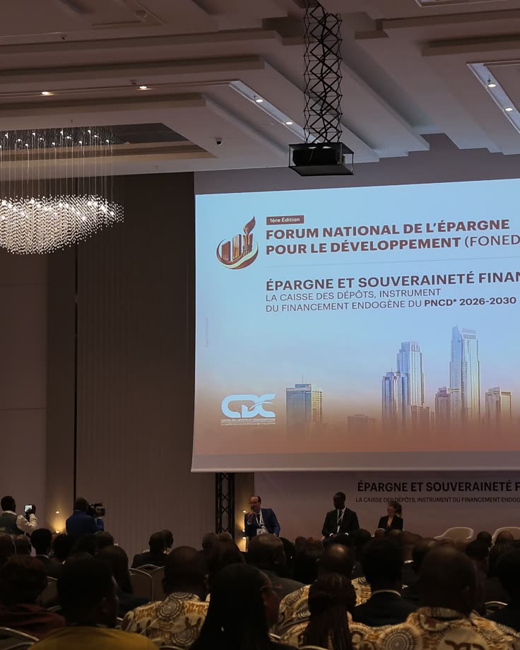 Salle du Forum national de l’épargne pour le développement à Libreville