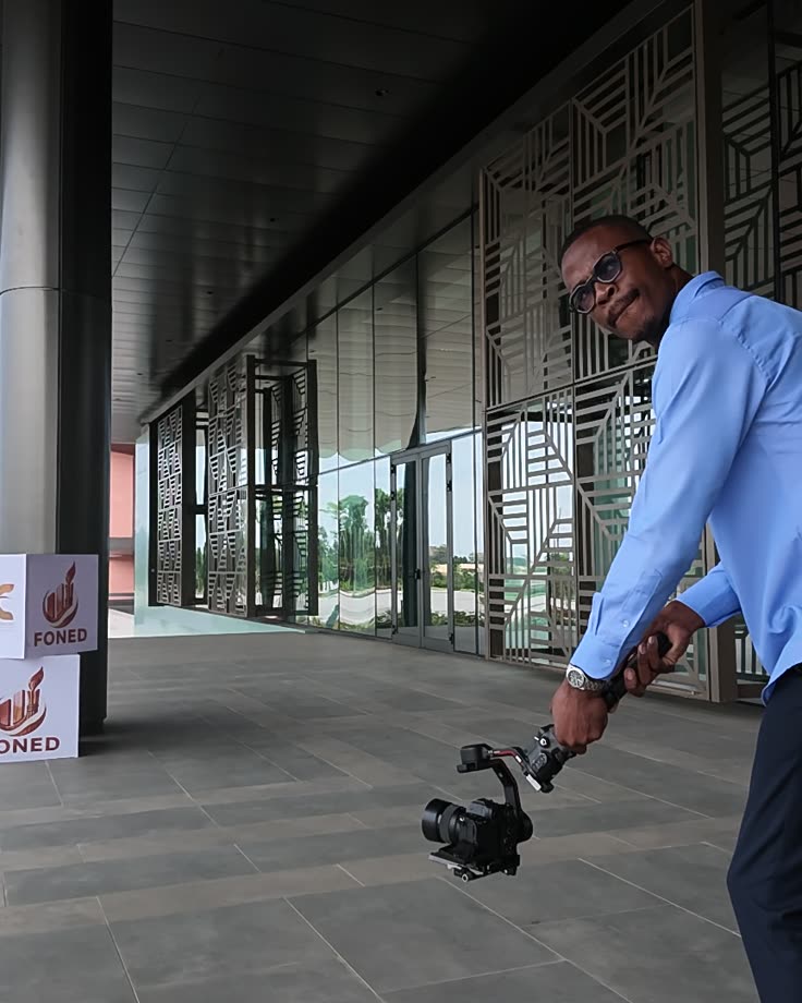 Vidéaste en tournage lors d’un événement institutionnel à Libreville