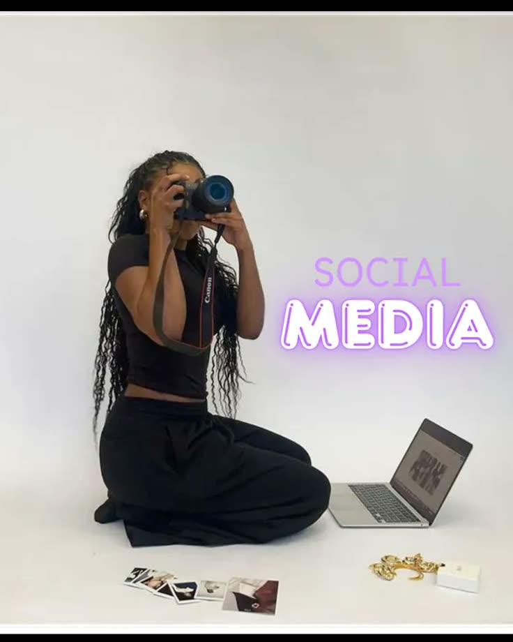 Créatrice de contenu avec un appareil photo, visuel « Social media »